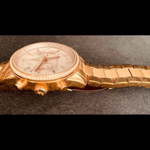Michel Kors rose gold watch ( need battery) - Picture 3 of 5